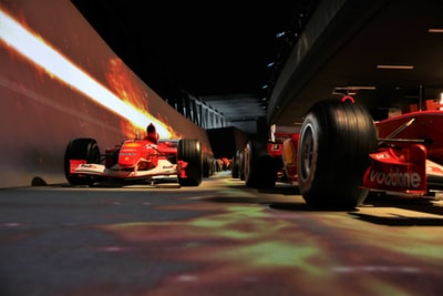 隧道上的红色和黑色跑车